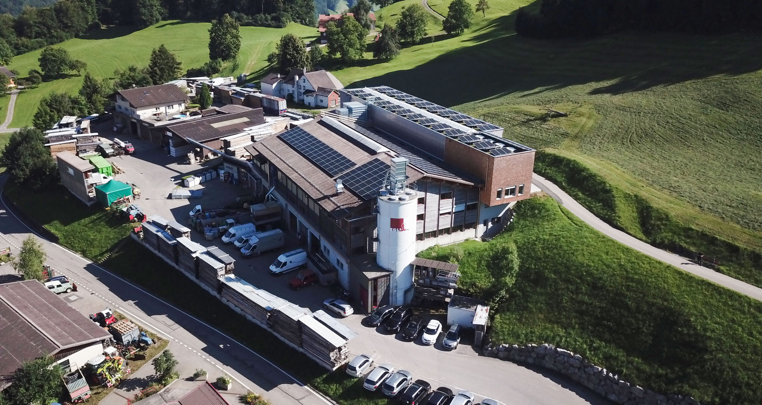 Aussenansicht Werkareal Egli Zimmerei AG in Oberhelfenschwil an der Ausserdorfstrasse